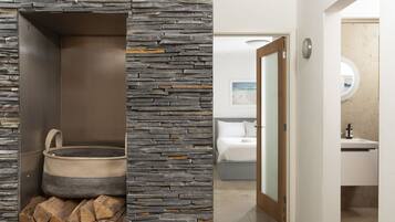 5 bedrooms, travel crib, internet, bed sheets