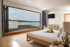5 bedrooms, internet, bed sheets - Treheyl, Pentire- Hot tub & plunge pool (Newquay)