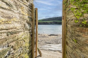 بالقرب من الشاطئ