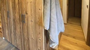 A wooden interior with a hallway leading to a door. - Appartement de Standing 6/7p Avec Parking Couvert (Val-d'Isère)