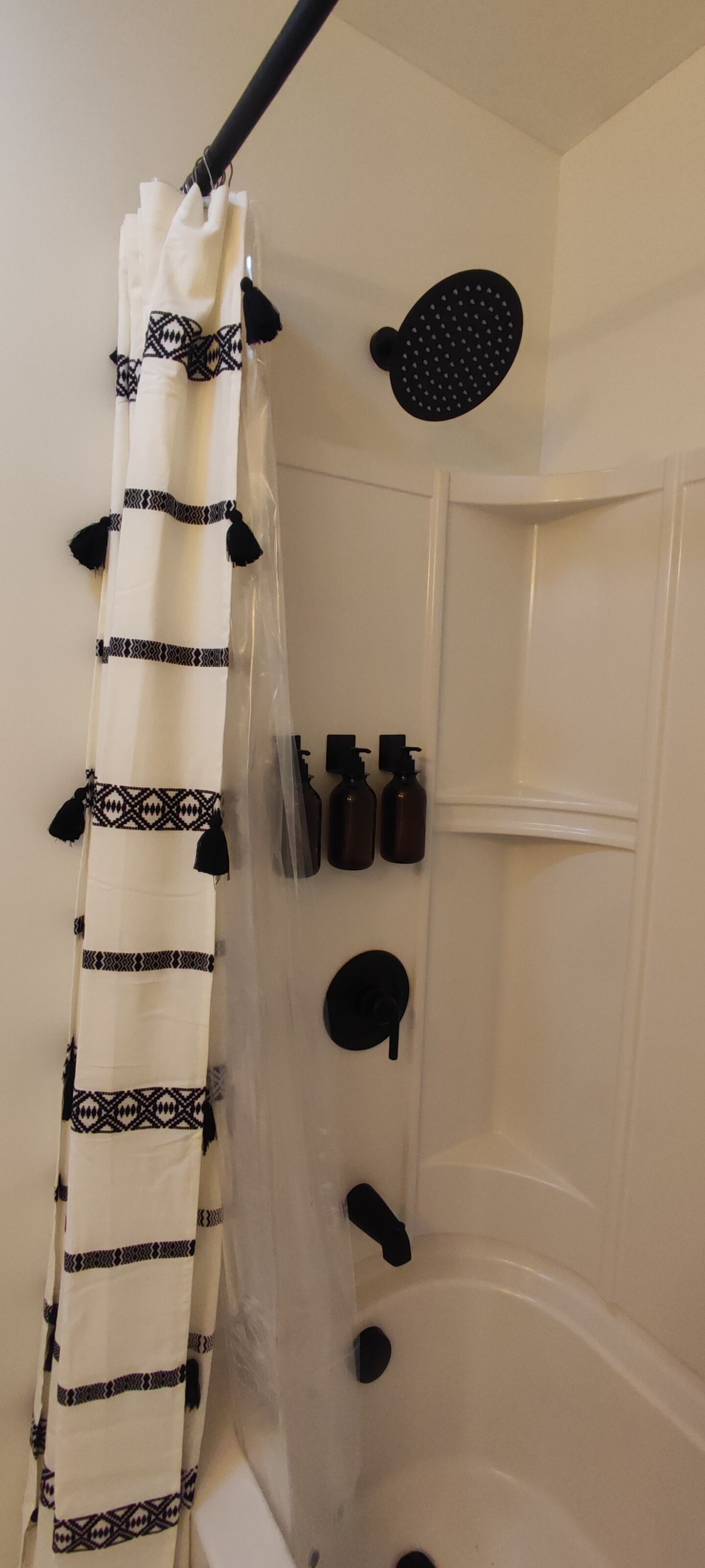 Tina con regadera, secadora de cabello, toallas 