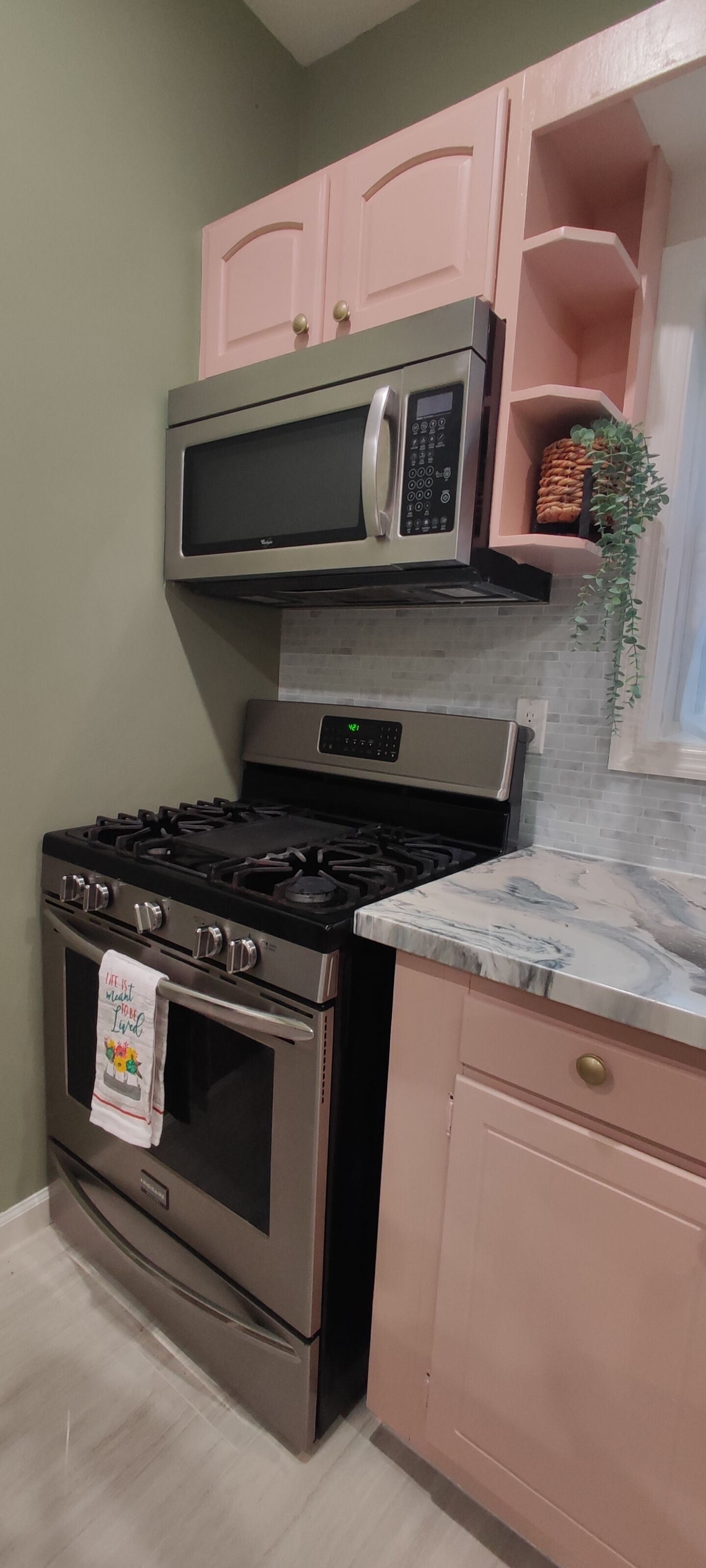 Refrigerador, microondas, horno y parrilla de estufa 