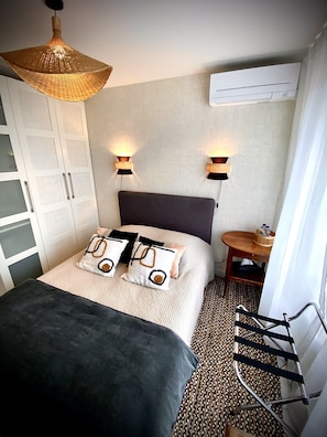 Basic Double Room, Private Bathroom | Dilengkapkan perabot secara berasingan, meja, ruang kerja komputer riba 
