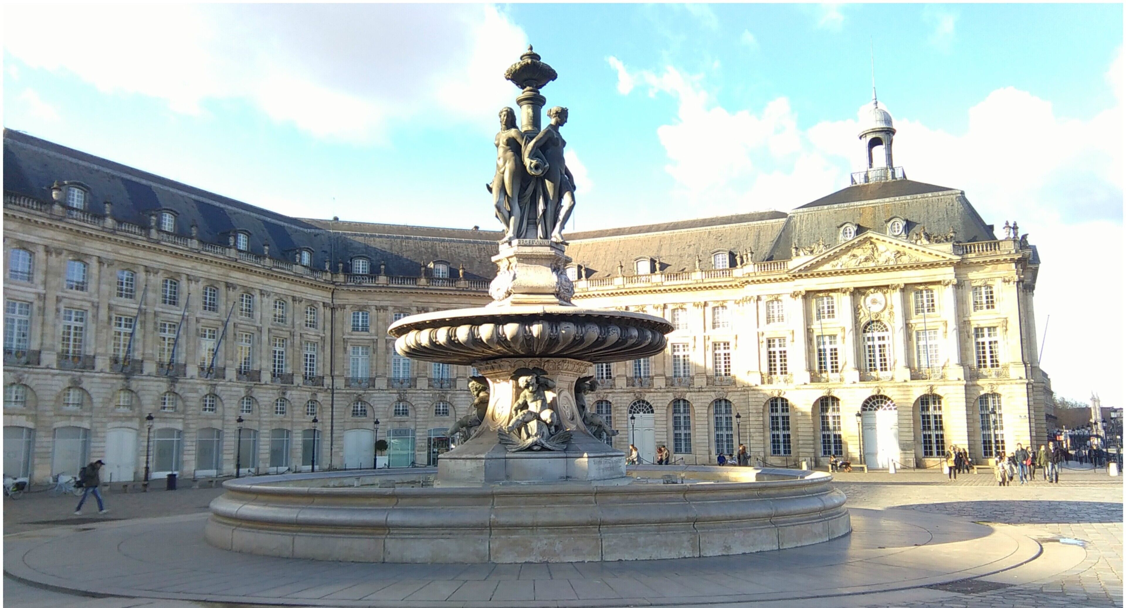 Un bâtiment historique doté d’une fontaine centrale et d’un dôme.