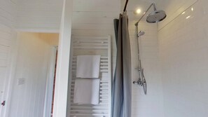 Een douche, handdoeken