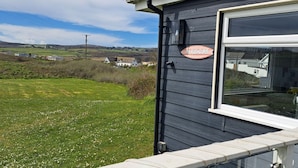 Une maison avec une enseigne sur le côté indiquant « A6 Rushdyne ».