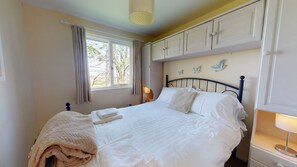 3 bedrooms, iron/ironing board, bed sheets - Light, cosy and comfortable. 3 bedroom holiday cottage located within the grounds of Tolroy Manor (Hayle)