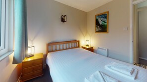 3 habitaciones, tabla de planchar con plancha, internet y ropa de cama 