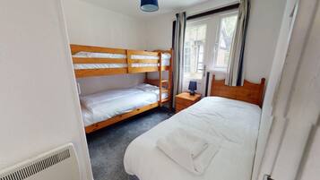 4 bedrooms, iron/ironing board, WiFi, bed sheets
