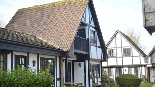 15 Tudor Court, Tolroy Manor