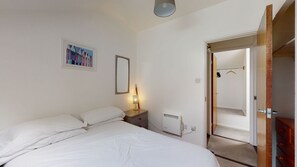 3 bedrooms, iron/ironing board, bed sheets