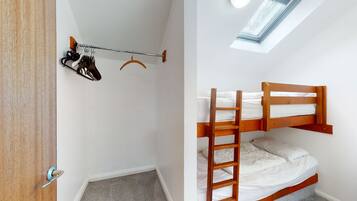 3 bedrooms, iron/ironing board, bed sheets