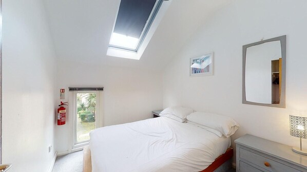 3 bedrooms, iron/ironing board, bed sheets