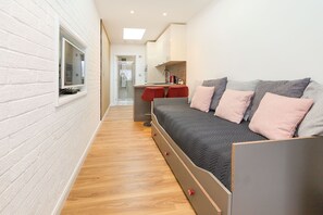 1 bedroom, iron/ironing board, free WiFi, bed sheets - Peaceful and Novel Place to Stay (Welling)