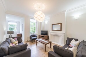 Living area - Somerset Court Apartments (London)