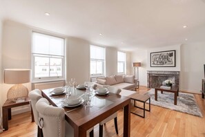 Living area - Somerset Court Apartments (London)