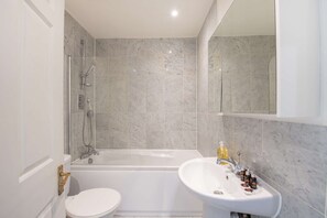 Standard Apartment | Bathroom | Combined shower/tub - Somerset Court Apartments (London)