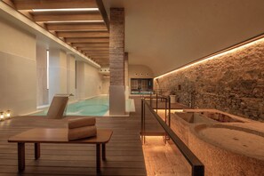 Ruang perawatan pasangan, sauna, hot tub, dan ruang uap