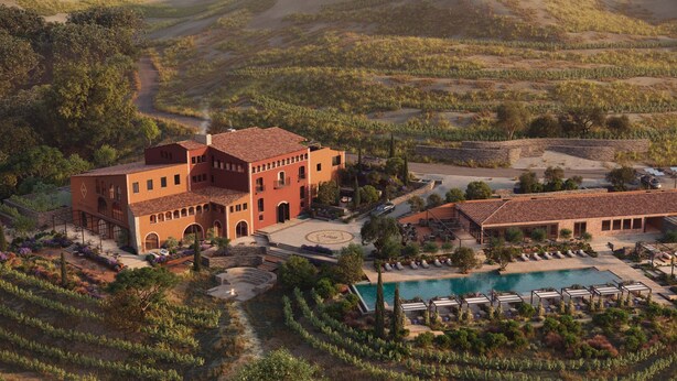 A large building with a courtyard, a swimming pool, and a vineyard. - Gran Hotel Mas d' en Bruno (Torroja del Priorat)