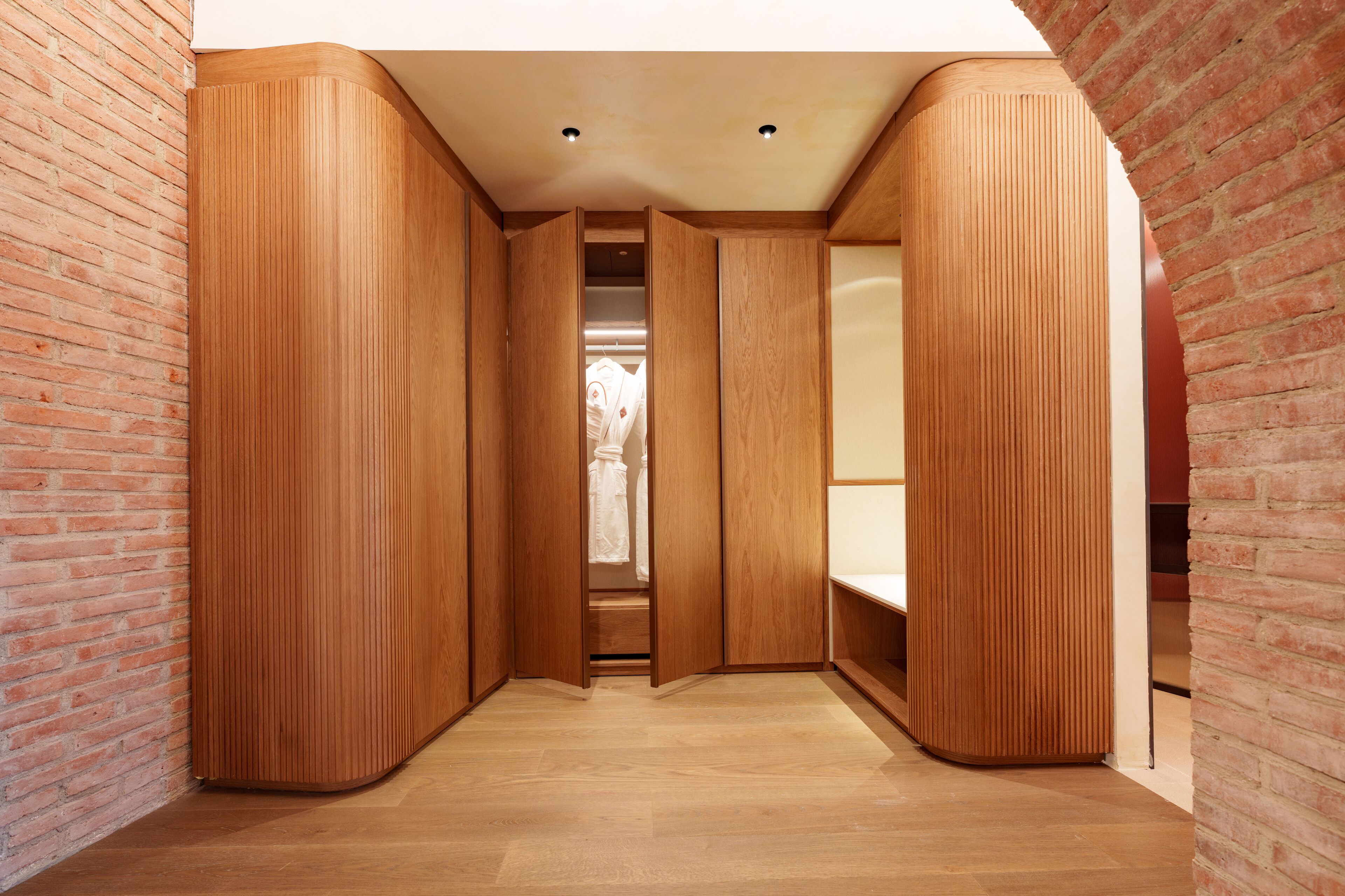 Un interior moderno con paneles de madera y pared de ladrillo.