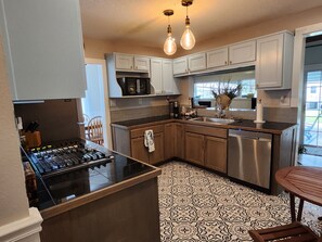 Refrigerador, microondas, parrilla de estufa y lavavajillas 