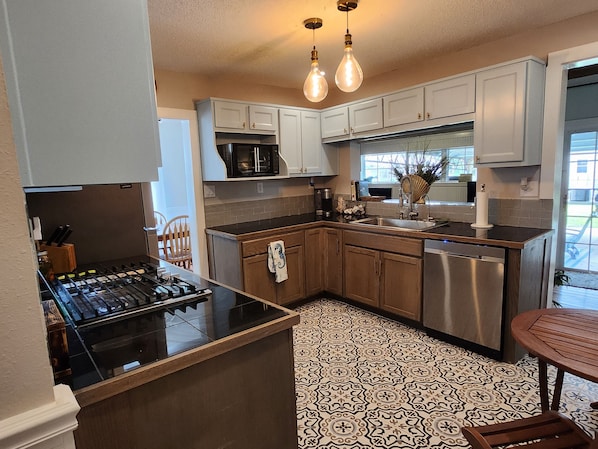 Fridge, microwave, stovetop, dishwasher