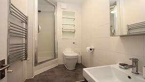 Ducha, secador de pelo, bidé y toallas