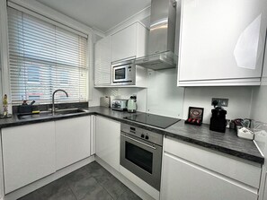 Fridge, microwave, oven, stovetop - Chiltern Street Apartments - Superior E (London)