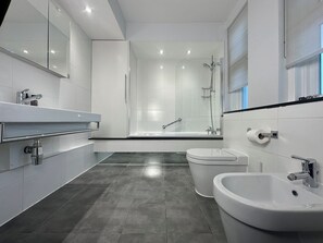 تجهيزات دش، مجففات شعر، مراحيض شطف، مناشف