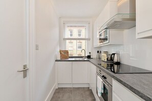 ثلاجة، ميكروويف، فرن، موقد طهي مسطح