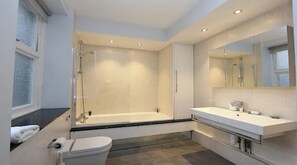 Dusche, Haartrockner, Bidet, Handtücher