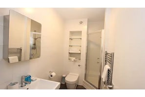 Douche, sĂšche-cheveux, bidet, serviettes fournies