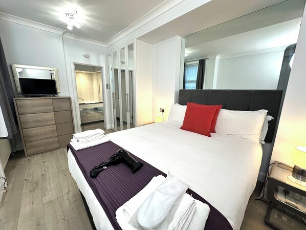 2 bedrooms, in-room safe, iron/ironing board, free WiFi