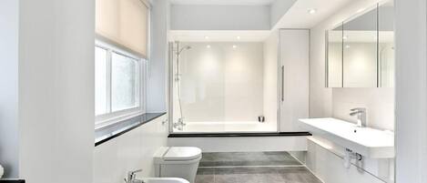 Dusche, Haartrockner, Bidet, Handtücher