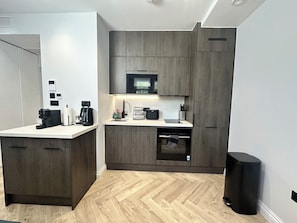 Frigorifero, microonde, forno, piano cottura