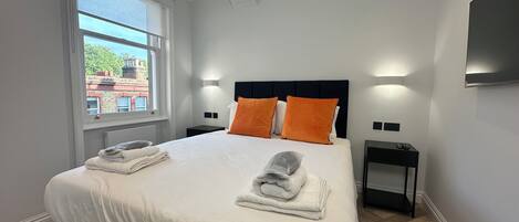 1 quarto, escrivaninha, ferros/tábuas de passar roupa, Wi-Fi de cortesia