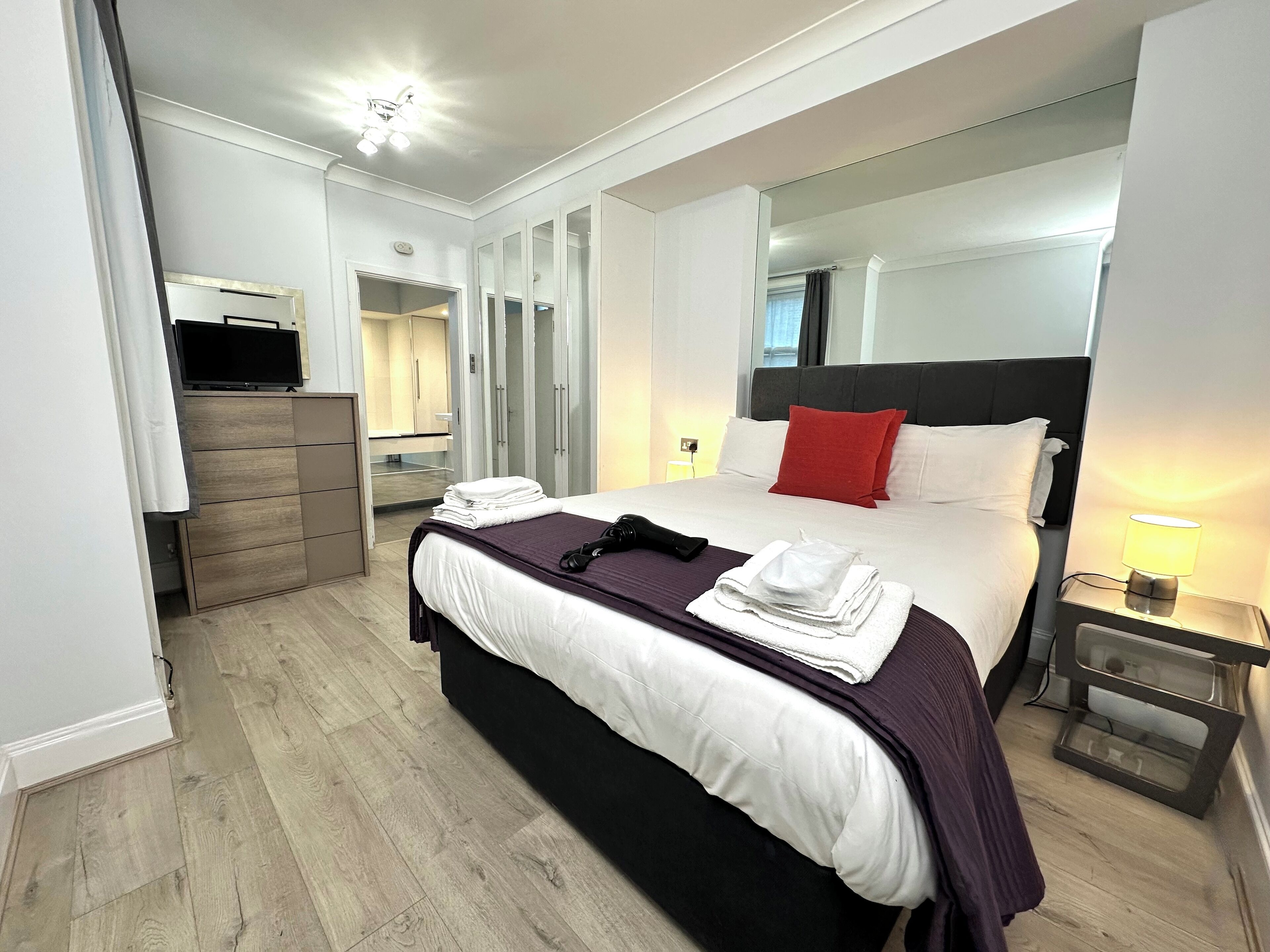 2 chambres, coffres-forts dans les chambres, fer et planche à repasser