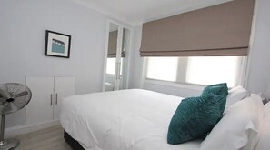 2 chambres, coffres-forts dans les chambres, fer et planche à repasser