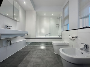 Shower, hair dryer, bidet, towels - Chiltern Street Apartments - Superior C (London)