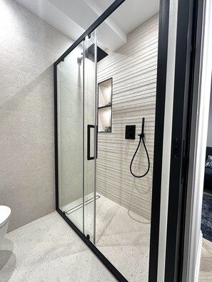 Shower, hair dryer, towels, soap - Chiltern Street Apartments - One Bedroom Apartment (London)