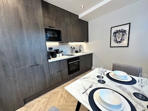 Réfrigérateur, four à micro-ondes, un four, surface de cuisson