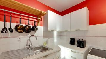 Fridge, cookware/dishes/utensils