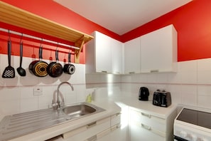 Fridge, cookware/dishes/utensils