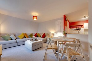 TV - Pass the Keys | Renovated Sunny Home | Pass the Keys (Cambridge)