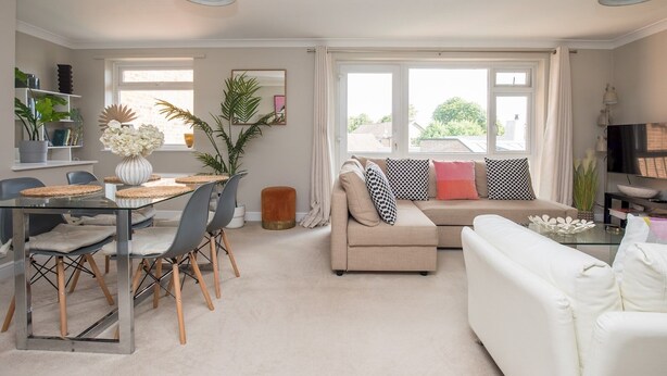 A modern living room with a dining area, a sofa, and a TV. - Stylish 2 Bedroom Flat Apartment with Free Parking in Windsor - Pass the Keys (Windsor)