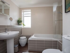 Shower, hair dryer, towels - Stylish 2 Bedroom Flat Apartment with Free Parking in Windsor - Pass the Keys (Windsor)