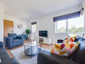 Smart TV - Pass the Keys | Lovely 3 Bedroom property golf club and parking (Manchester)