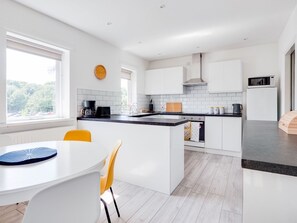 Fridge, microwave, oven, dishwasher - Pass the Keys | Lovely 3 Bedroom property golf club and parking (Manchester)