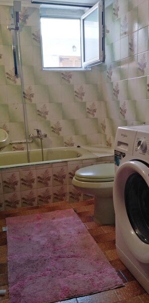 花灑/浴缸組合、風筒、提供毛巾、廁紙