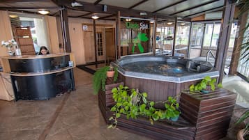 Couples treatment room(s), sauna, hot tub, steam room